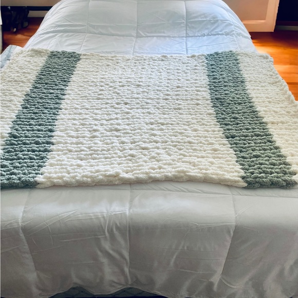 Handmade chunky knit blanket - Picture 4 of 5